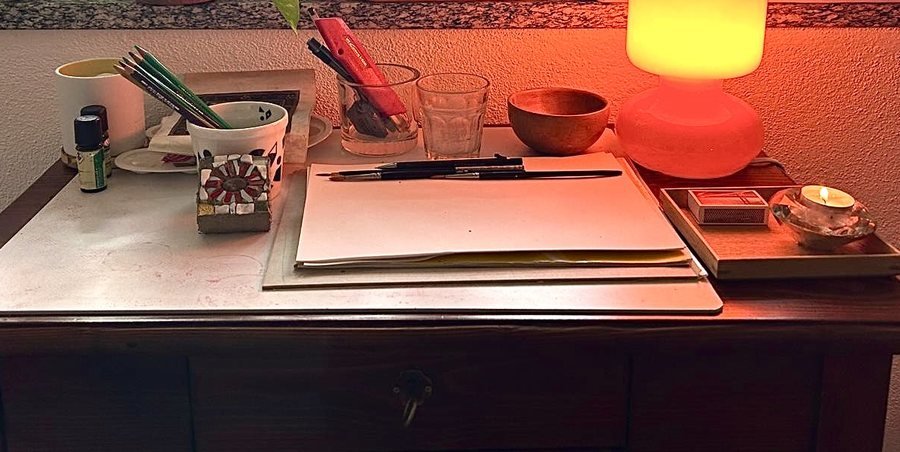 Sole di Fiume sul tavolo da disegno della sua custode, ad Arzo