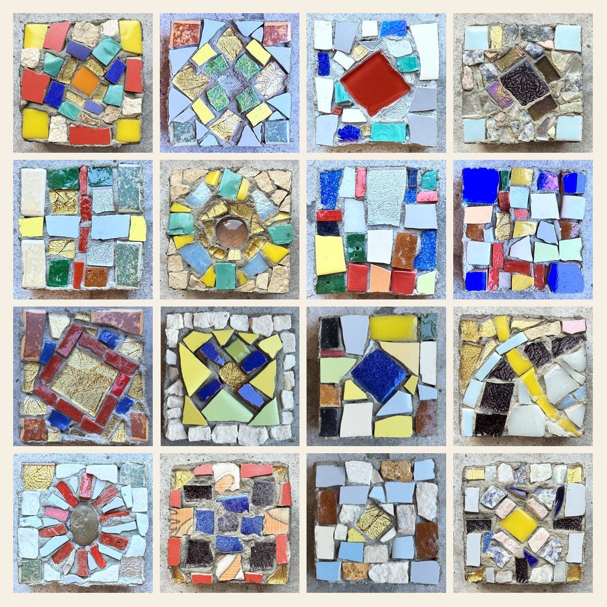 Sedici micro-mosaici della serie Genesi, uno accanto all'altro, visti dall'alto